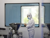 不負秋日好時光 ，亞歐廠里生產(chǎn)忙， 機器轟鳴干勁足，熱火朝天普新章！